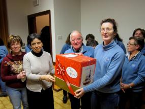 ... le rappresentati dell´Associazione Dorothy ... offrono un dono natalizio al CORO C.A.I. di Vittorio Veneto ...