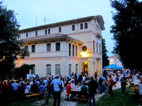 ... pubblico presente nel parco di Villa Papadopoli a Ceneda di Vittorio Veneto ... 