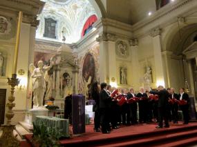 ... il maestro Pierangelo Callesella dirige il Coro le Voci Amiche di San Polo di Piave e Rai ...