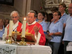... Mons.  Ermanno Crestani ed il padre missionario Don Egidio Menon concelebrano la messa al Santuario di Santa Augusta ... 