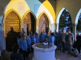 ... la maestra Eleonora Possamai dirige il CORO C.A.I. nel chiostro del Santuario di Santa Augusta di Vittorio Veneto ... 