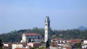 ... la bella chiesa di  Santa Maria Assunta di Fregona con il suo bel campanile ... 