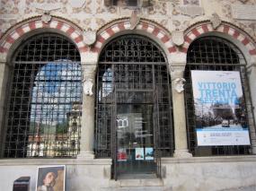 ... l´ingresso del Museo del Cenedese con i manifesti dei vari eventi culturali organizzati al suo interno nella stagione 2018 ... 
