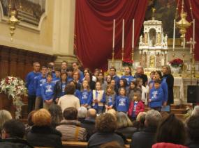 ... il Coro dei Giovani e delle Famiglie", "è più bello stare insieme", della parrocchia di Meschio di Vittorio Veneto, al concerto di Natale 2018 di Fregona ... 