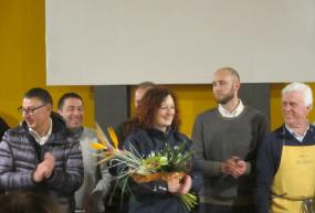 ... la maestra Eleonora Possamai direttrice del CORO C.A.I. di Vittorio Veneto riceve un omaggio floreale da parte dell´associazione San Giorgio di Osigo ... 