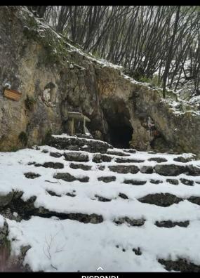 ... la grotta della Madonna dell´Agnelezza impraticabile per messa di apertura della stagione escursionistica estiva 2019 del C.A.I. di Vittorio Veneto ... 