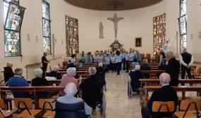 ... qualche bel canto del CORO C.A.I. di Vittorio Veneto per gli ospiti della "Casa Sacro Cuore" di Creola  nella bella chiesa dell´istituto ... 
