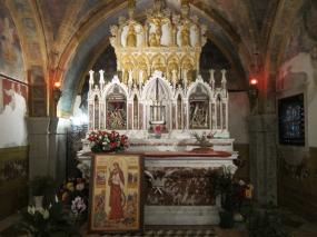 ... l´altare con le reliquie  di Santa Augusta nell´omonimo Santuario di Vittorio Veneto ... 