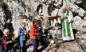 ... comunione alla Messa  autunnale 2019 di fine della stagione escursionistica estiva alla grotta della Madonna dell´Agnelezza su monte Pizzoc ...  