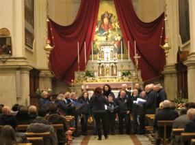 ... la maestra Eleonora Possamai dirige il CORO C.A.I. di Vittorio Veneto al concerto di Natale 2019 nella chiesa Arcipretale di Santa Maria Assunta  di Fregona ...  