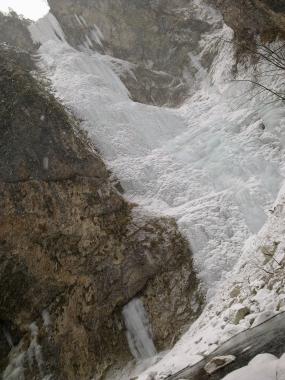 La cascata El Contha vista dal fondo della gorra