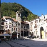 Piazza Flaminio di Serravalle: il Monte Baldo si vede sullo sfondo