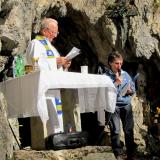 ... Don Gianpiero Moret celebra la messa alla grotta della Madonna dell´Agnelezza ...