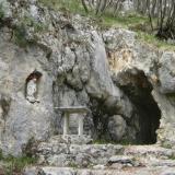... la grotta della  Madonna dell´Agnelezza, alle pendici del monte Pizzoc ...