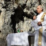 ... Don Gian Piero Moret durante una delle celebrazioni alla Madonna dell´Agnelezza. 