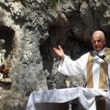 ... Don Gianpiero Moret celebra la messa di primavera 2018 alla grotta della Madonna dell´Agnelezza ...