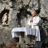 ... Don Gianpietro Moret celebra l´edizione 2018 della messa di primavera alla grotta della Madonna dell´Agnelezza alle pendici del monte Pizzoc ... 