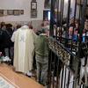 ... Monsignor Silvano De Cal distribuisce la comunione ai numerosi fedeli presenti al Santuario della Madonna della Salute ... 
