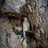 ... una madonnina alla grotta dell´Agnelezza alle pendici del monte Pizzoc ...