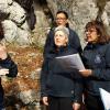 ... la maestra Eleonora Possami dirigi il canto Signore delle Cime dedicato a Don Silvano De Cal ...