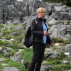 ... la professoressa Veronica Borsato spiga gli aspetti geologici che caratterizzano le rocce dei monti dell´Alpago ....