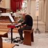 ... il maestro Aldo Ceciliot al pianoforte esegue brani di musica classica al concerto di Natale 2019 nella chiesa Arcipretale di Santa Maria Assunta  di Fregona ... 