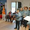 ... saluti e scambio di auguri al concerto di Natale del CORO C.A.I. di Vittorio Veneto alla residenza per anziani "Casa Amica" di Fregona ...