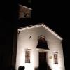 ... un suggestiva immagine serale della bella chiesa  di San Silvestro Papa in località Costa di Vittorio Veneto ... 