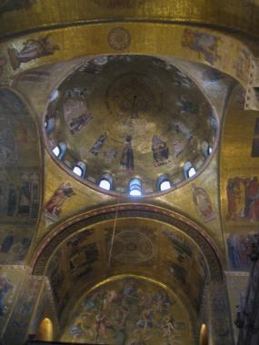 La Basilica di San Marco ... con la sua acustica d´oro ... e le sue cupole dorate, sugellano le emozioni di ogni bel canto. 