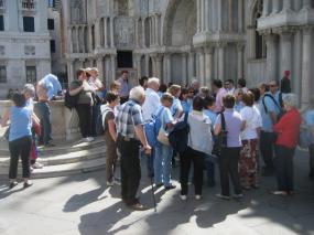 Ultimi preparativi pima di entrare alla Basilica di San Marco 