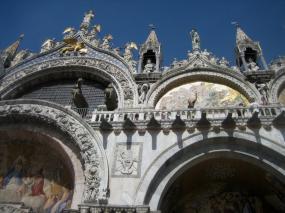 ... l´immagine di un turista che saluta dalla Basilica di San Marco ... che potrebbe assumere  il significato di un arriverci Venezia ... anche per il CORO C.A.I. DI VITTORIO VENETO. 