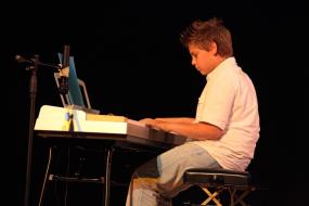 Un giovanissimo pianista 