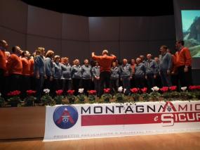 ... il CORO C.A.I. di Vittorio Veneto ed il CORO CONEGLIANO ... assieme a tutto il pubblico cantano la "Montanara" ...  