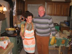 ... Mirella e Giovanni ... dalla foto si capisce chi comanda in cucina ... 