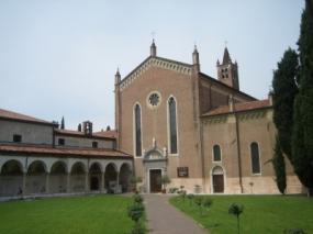 ... facciata esterna della chiesa di San Bernardino con il portale rinascimentale ... 