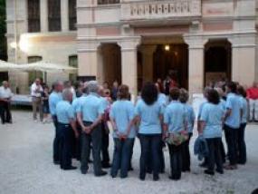 ... inizio del concerto itinerante davanti  alla Biblioteca Civica di Vittorio Veneto ...