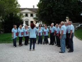... esecuzione del canto "Val Derì Val Derà" al Parco Papadopoli ...