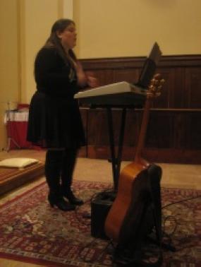 ... la maestra Julia Marta Casagrande, dirige il Coro San Lorenzo ... 