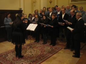 ... esecuzione del canto "Venite Fedeli" a voci unite del Coro San Lorenzo e CORO C.A.I. Vittorio Veneto ... 