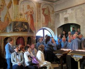 ... esecuzione del canto "Ave Maria" nella chiesa di San Romedio ...