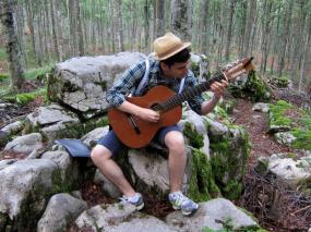 ... chitarra classica tra i boschi ... con Mattia Fracassi ...