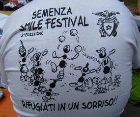 ... artistica maglietta disegnata da Fabio Vettori per il Semenza Smile Festival  ...  