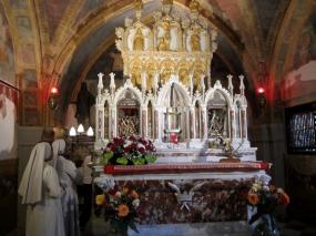 ... Altare con le reliquie di Santa Augusta ...