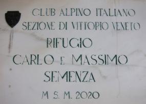 ...l´insegna del rifugio Carlo e Massimo Semenza ...
