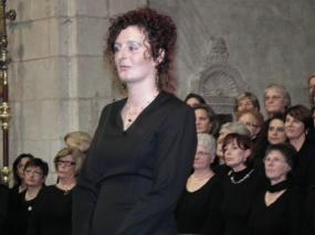 ... la maestra Eleonora Possamai direttrice dei cinque cori uniti ...