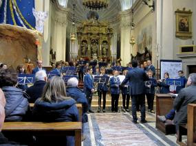 ... il maestro Massimiliano Dal Mas dirige il Corpo Bandistico di Cappella Maggiore ...