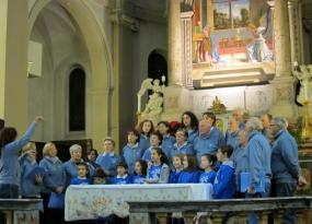 ... esecuzione del canto "Ninna Nanna" del CORO C.A.I. con alcuni giovani coristi del Coro delle Famiglie di Meschio ...
