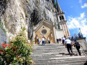 ... la scalinata che conduce alla Basilica Santuario Madonna della Corona ... 