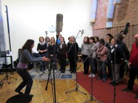 ... la maestra Eleonora Possamai dirige il CORO C.A.I. di Vittorio Veneto in sala di registrazione ...