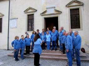 ... concerto al tramonto del CORO C.A.I. di Vittorio Veneto sul sagrato del Santuario di Santa Augusta ...
